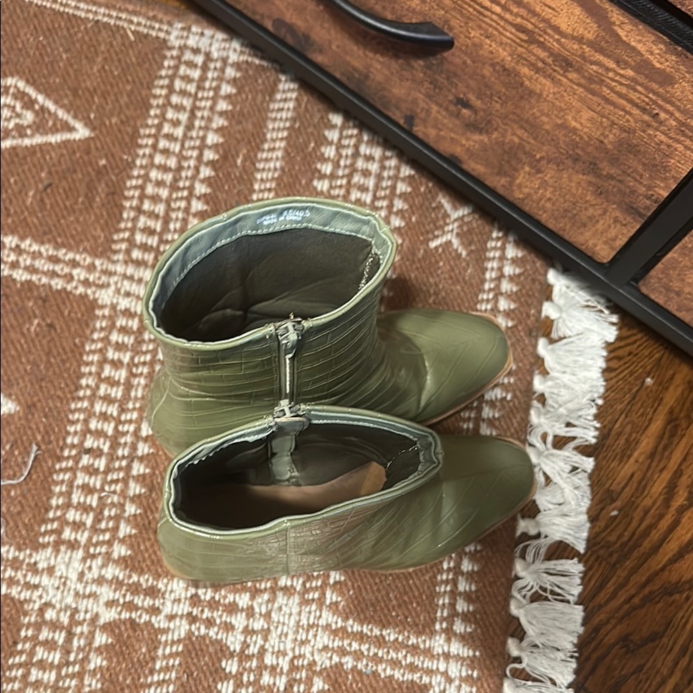 Chinese Laundry Green Heeled Boots - Picture 6 of 7
